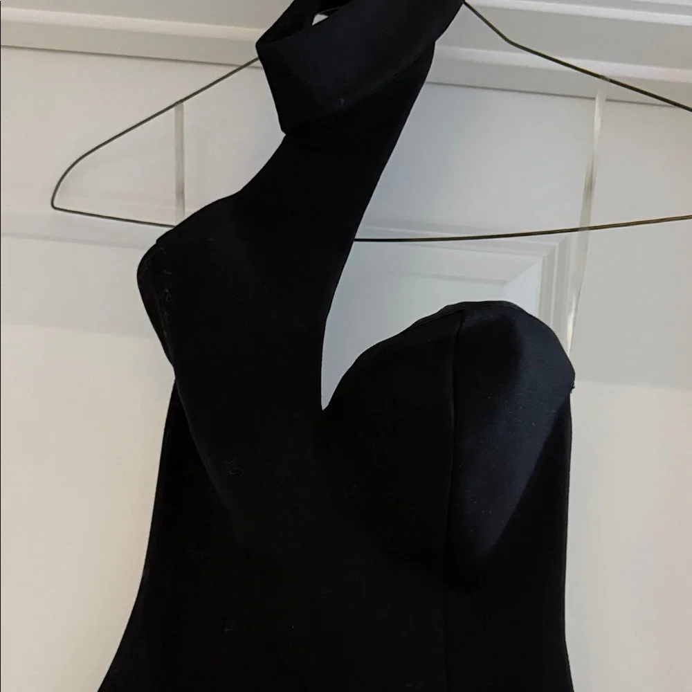 Elegant Black One-Shoulder Dress - Picture 2 of 3